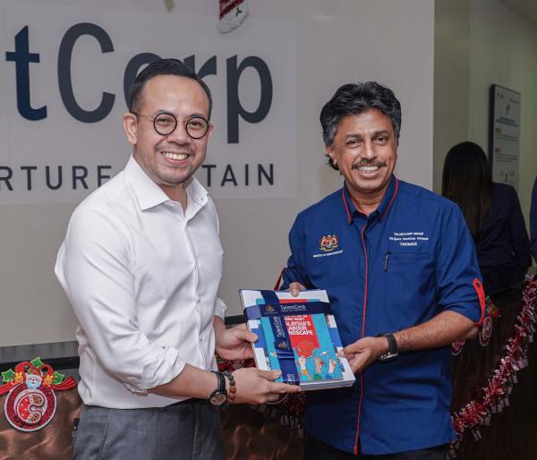 Thomas Mathew, group chief executive officer of TalentCorp (right) presented TalentCorp's publications and reports to Sim during the visit.